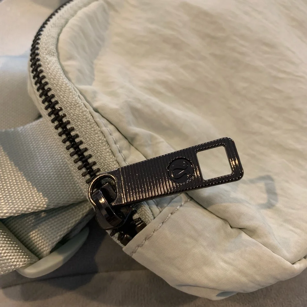 RARE NWOT Lululemon Everywhere Belt Bag Springtime Mint Green - Picture 6 of 16